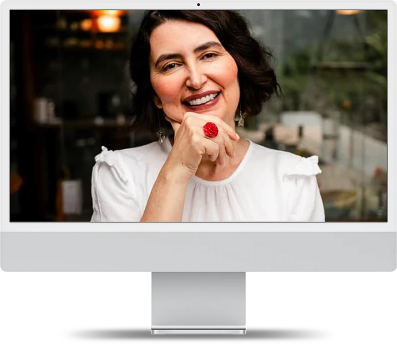 Neusa Tamaio em uma aula online, apresentada na tela de um computador